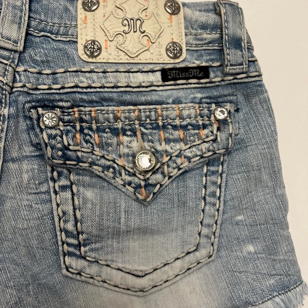 Miss Me Light Wash Distressed Peekaboo Boho Jean Signature Shorts Women’… - Picture 4 of 6